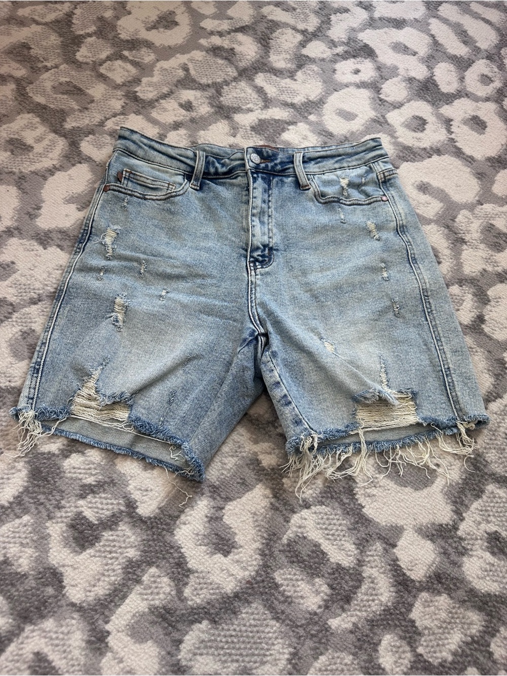 Judy Blue Size Large Women’s Shorts Light Wash Distressed Ripped Cutoff Faded